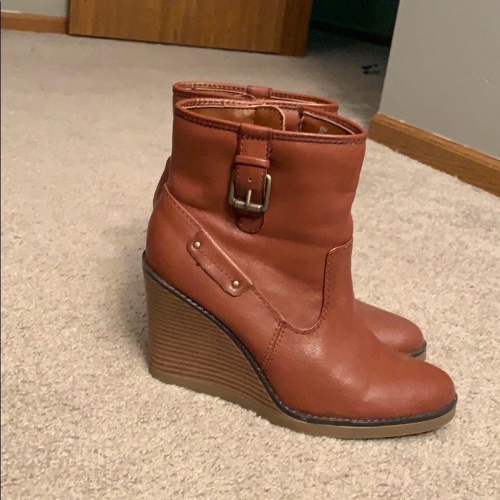 Liz and Co. adorable brown Booties